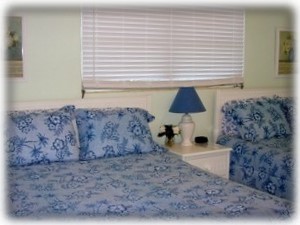 Middle Bedroom has 2 Queen Beds Cable TV